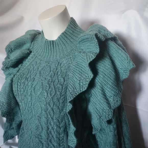 Green Listicle Sweater with poof shoulder detail. small. - Picture 1 of 11